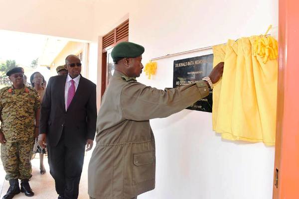 President Museveni commissioning the new Dr. Ronald Bata Hospital