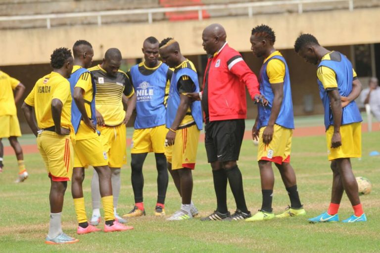 Basena-talks-to-players