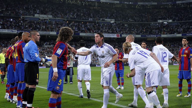 Barcelona players give Real Madrid a pasillo in 2008