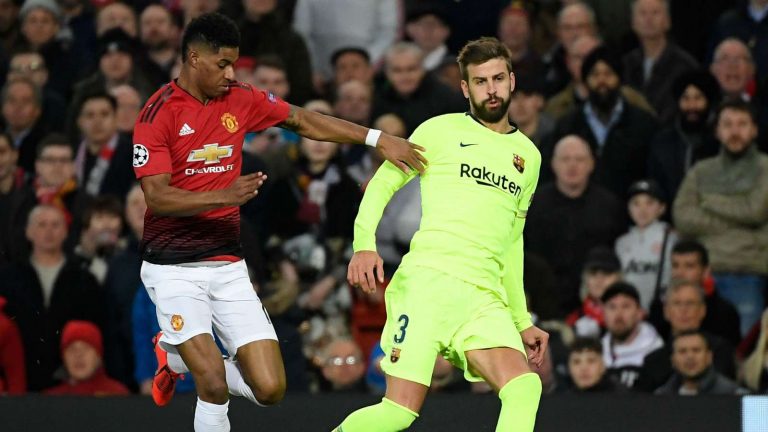 Marcus Rrashford takes on Gerard-Pique