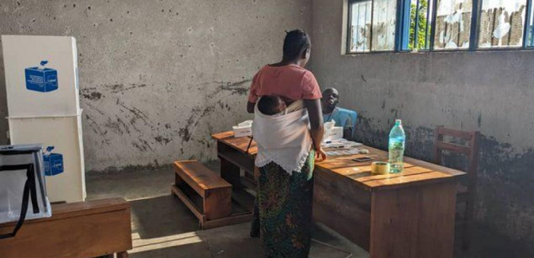 Woman voting in DR Congo