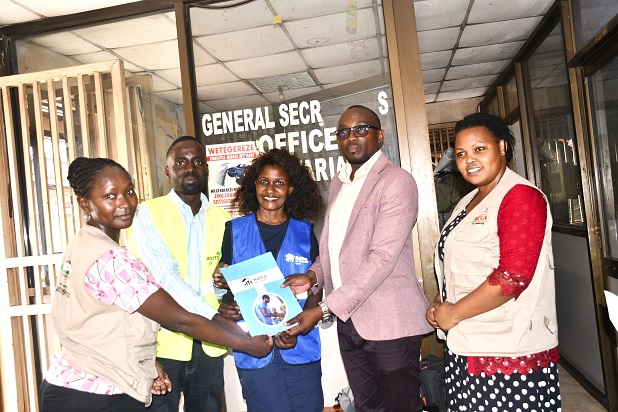 _DSC3015-handover