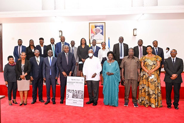 President Museveni (C) poses for a photo with the EAC Secretary General Amb Stephen Mbundi (on his R) and his delegation during a meeting at Nakasero on Tuesday.
